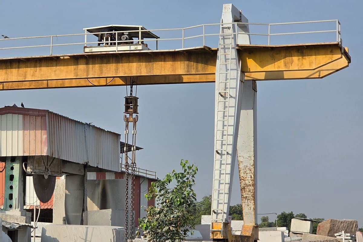 The gantry crane and the block cutter in the yard